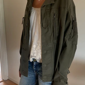 Militärgrön jacka - Snygg militärgrön jacka! Står ingen storlek men skulle säga s/m. Fint skick förutom att en ficka inte går att öppna då dragkedjan är sönder❤️
