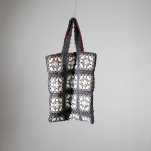 Stickad väska  - One-of-a-kind väska! Stickad av Röda Korsets-stickgrupp i Västerort tillsammans med Ebba Martin. Alla pengar från budgivningen går oavkortat till Röda Korsets arbete för att hjälpa människor i kris och katastrofer.