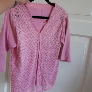 Rosa set  - Rosa set med linne och kofta, kan säljas separat om önskas💗 Passar strl S om man vill ha lite lös passform, och M om man vill ha tajtare.💗