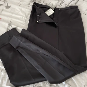 Kostymbyxor  - Storlek 38  Fickor där framme  Fakefickor där bak  Dragkedja + knapp där framme  Silkes material  Jätte sköna  ⚠️HELT NYA⚠️ Nypris 299 säljs för 100kr + frakt  Pris kan diskuteras vid snabb  äffär!! 