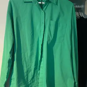 Säljer min fina gröna skjorta från Bikbok, den kommer inte till användning längre! Köparen står för frakt:) 
