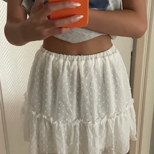 Kjol i Xs, Stockholms stil - Kjolen är helt ny och oanvänd.💗 Kom inte till användning för mig då den inte var min stil. Passar perfekt till  Stockholms stilen och går att matcha med allt!💗💗 Köpte den i Xs men passar i S med! Köpte för 130 kr men säljer för 50 kr☺️