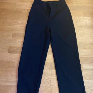 kostymbyxor från ginatricot - Kostymbyxor från ginatricot.  Jättefint skick. 150kr+frakt☺️