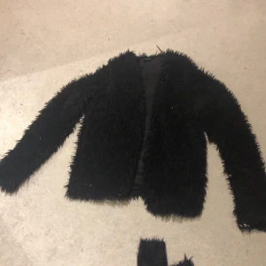 Svart fluffig kofta  - Svart fluffig kofta som köptes från ginatricot i storlek S. Väldigt mysig+frakt 