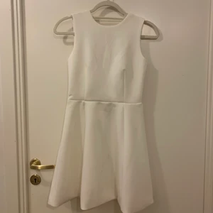 Klänning  - Vit klänning i XS använd endast en gång 
