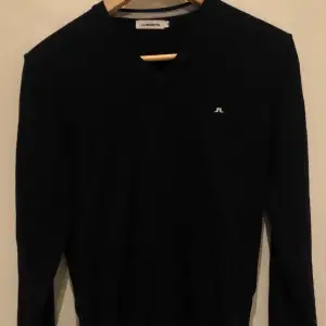 J.L V-ringad tröja i 100% merino ull, Sällan använd därmed nyskick. Säljer pga för liten. Tröja funkar perfekt som golf overshirt. Ny pris 1,100