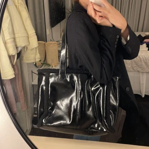 Väska - Svart väska i lack från gina 💖