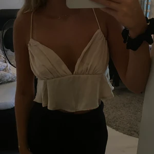 Linne i satin - Säljer då den inte kommer till användning. Köparen står för frakten🤍