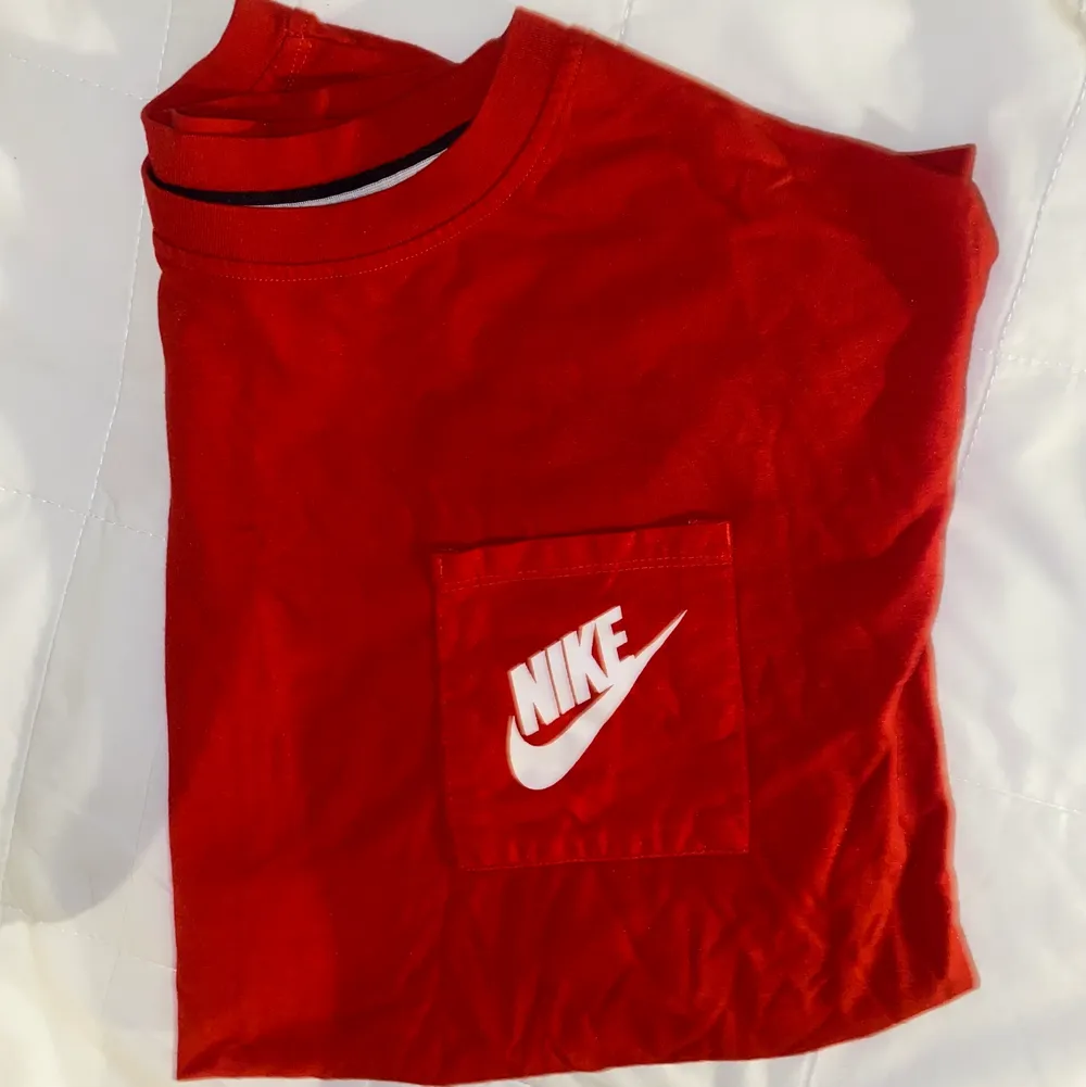 Röd t shirt från märket ”Nike”. Knappt använd. Är i mycket gott skick! Storlek: M❤️❤️❤️ (ser ut som en magtröja på bilden men är igentligen bara en vanlig t-shirt som jag vikt upp 😅😅). T-shirts.