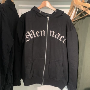 Menace zip hoodie - En skön zip hoodie köpt på zalando,  men kommer inte så mycket till användning längre, skicket är 7/10 använd ganska mycket men i väldigt bra skick fortfarande.