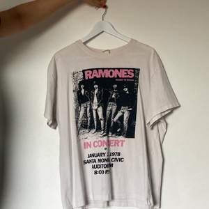 Ramones t-shirt i bra skick från hm (frakt betalas av köpare)