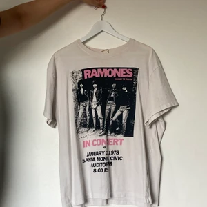 Band teeshirt - Ramones t-shirt i bra skick från hm (frakt betalas av köpare)