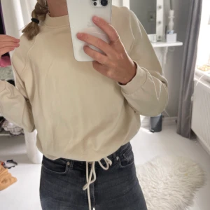 Knyt tröja  - Två likadana tröjor fast olika färger. Säljer båda för 150kr eller en för 80kr🤍