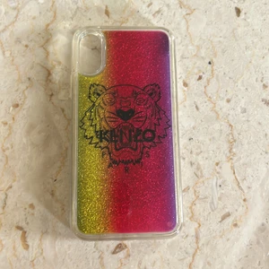 Mobilskal - Säljer ett Kenzo skal för iPhone X/ xs. Väldigt bra skick andvänt endast två gånger! Kan gå ner i pris vid snabb affär. Nypris 599 kr. ❤️‍🔥❤️‍🔥❤️‍🔥