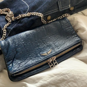 ZADIG & VOLTAIRE VÄSKA - zadig voltaire väska i mörkblått texturerat läder.  condition 7/10  nypris 2200kr 