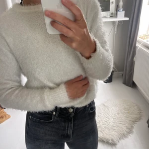 Fluff tröja - Säljer denna väldigt sköna tröjan, perfekt nu när hösten smyger sig på😍