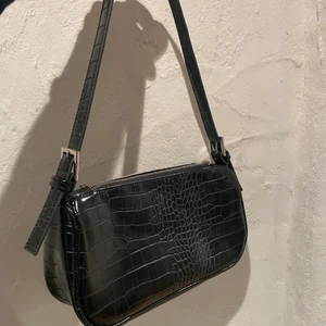 Baguette väska  - Säljer denna väska på grund av att jag inte får någon användning för den, köparen står för frakt!😊