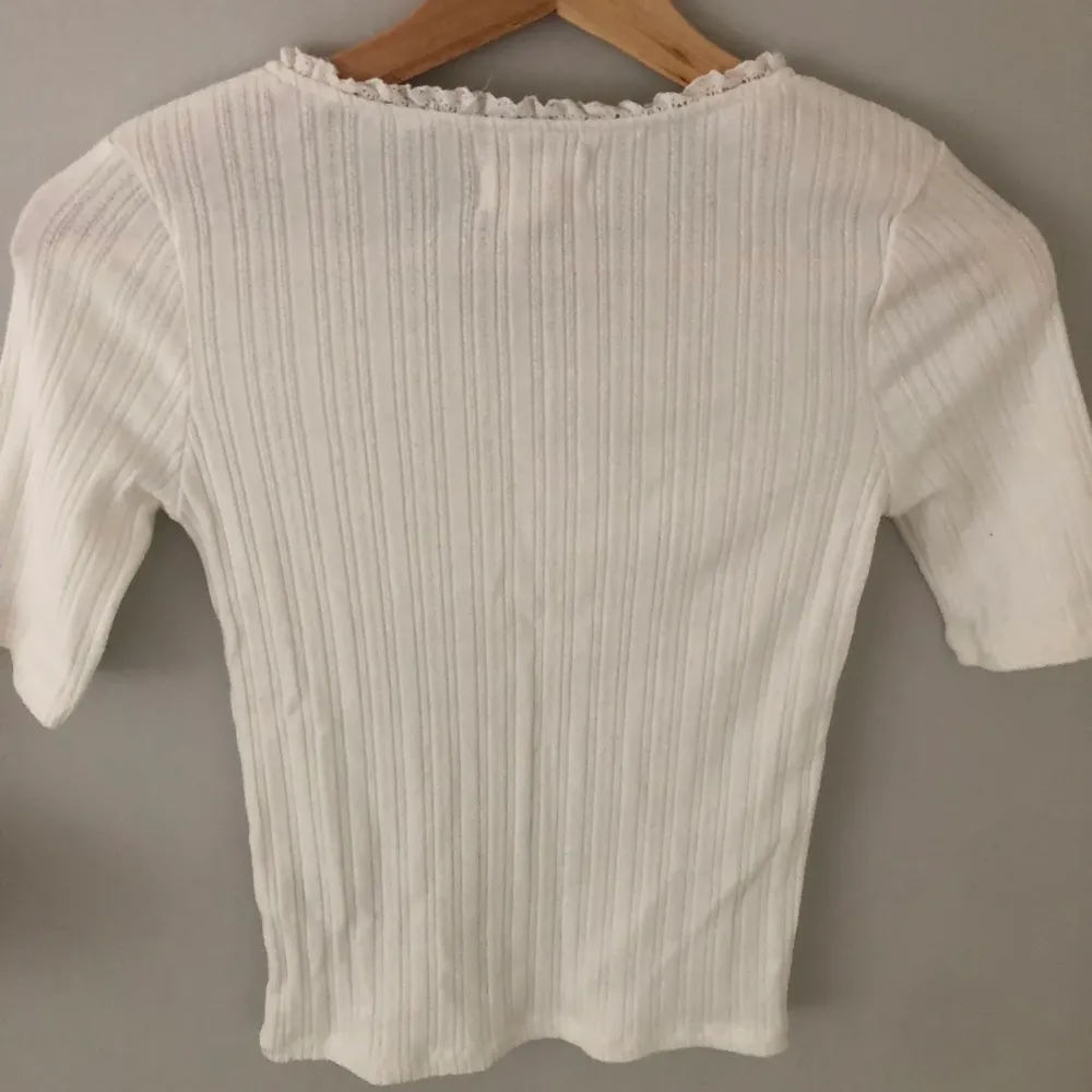 Säljer denna vita tröja från Lindex egna märke Holly & Whyte med lite spets vid halsen. Den är i ny skick utan några fläckar. Säljer då den ej kommit till användning. Köpt för 299 kr. Kom privat vid intresse, flera bilder eller om ni har några frågor 💕.. Toppar.