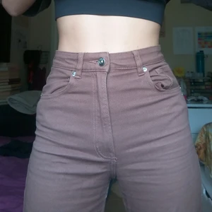 Bruna high waisted jeans  - (⚠️ TRYCK INTE på köp direkt ⚠️) Byxorna är lite skrynkliga men det går lätt att fixa till, storleken är 34 och jag är 167 cm på bilden vid flera frågor eller bilder skriv privat 💞 