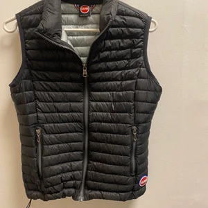 Colmar väst - Jätte fin väst från colmar och den är som ny efter som ja bara använt den fåtal ggr. Köpt på Johnells. Frakt tillkommer🌸