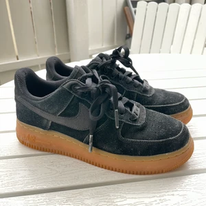 Svarta Nike air force strl 37.5 - Använda men i bra skick