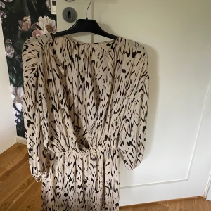 Klänning - En superfin klänning i snyggt mönster. Oklart vilket märke och storlek den är i, men passar mig som har storlek s-m💕50 kr + frakt💕