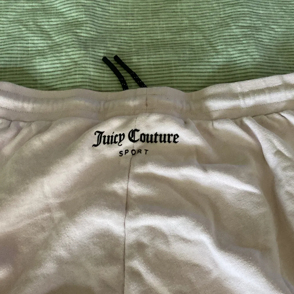 Juicy couture/storlek L men passar i M/ använt 2 gånger/ rosa färg/ 350 kr/ köparen står för frakten!💓. Jeans & Byxor.