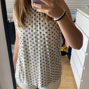 Söt topp  - Fin topp från indiska. Passar mig som har s-m men passar även l. Köparen står för frakten som är 50 kr. TRYCK EJ PÅ KÖP NU!! Den funktionen funkar ej för mig💔