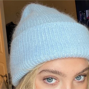 Ljusblå mössa - Aldrig använd, finns 2 kvar i lager. Fin ljusblå färg. Kashmirmix och bomull, mjuk i materialet 