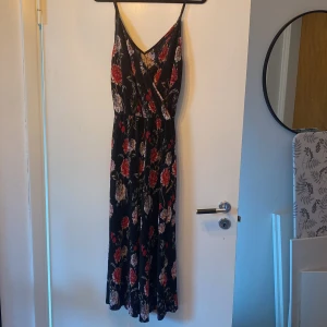 Jumpsuit/byxdress - Snygg byxdress från vero Moda, storlek S