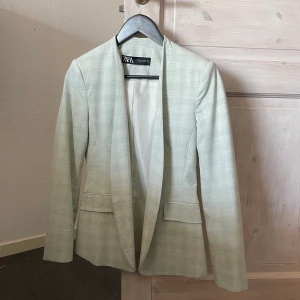 Zara Kavaj - En riktigt snygg Zara Kavaj som är i nyskick! 💙 figursydd och sätter sig fint på kroppen. 