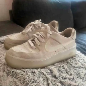 Nike Air Force 1 Dam  - Säljer dessa unika Nike air force 1 i väldigt bra skick 🌹 storlek 37,5 ❤️ 