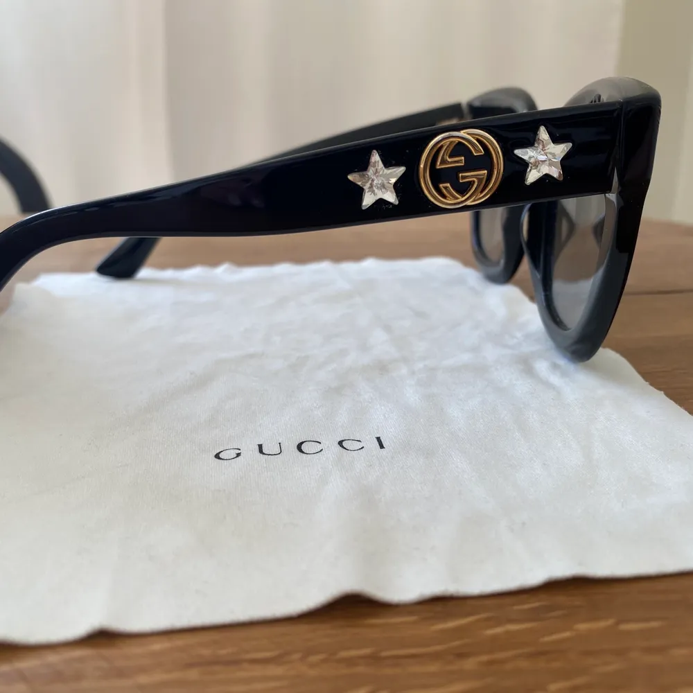 Säljer dessa solglasögonen från Gucci som jag köpte i monte carlo för några år sedan, då de inte kommit till användning. Köptes för ca 3000kr❤️. Accessoarer.