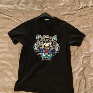 Kenzo t-shirt - Äkta kenzo t-shirt, jättefint skick. Strl M Tyvärr inget kvitto eller liknande.
