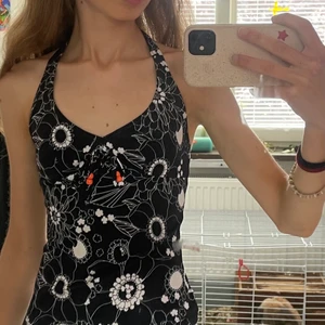 Vintage tank top - Säljer den här super gulliga toppen som passar perfekt över en bikini💗. Den var köpt utomlands för ett tag sen, och den är i perfekt skick.😍