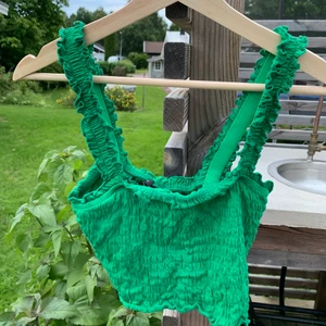 Grönt linne - Köpte den på vero moda för inte så länge sedan men har aldrig använt det🙃 Den är väldigt stretchig. Längden på toppen är 41 cm.💗 50kr + frakt ( 39kr )✨ 