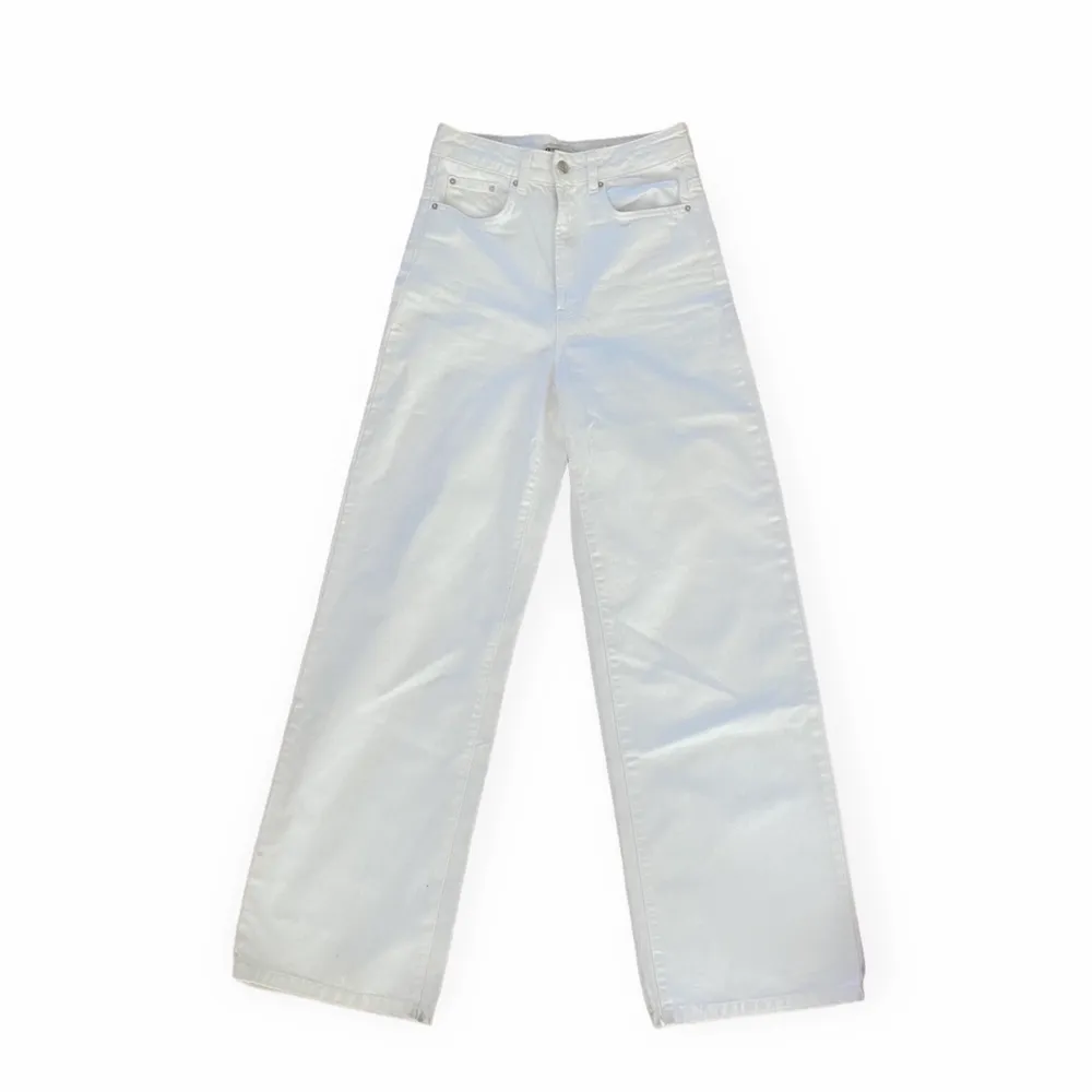 Superballa vita wide leg jeans från Gina Tricot 🪩 Högmidjade, 81 cm i innerbenslängd. 100% bomull, ingen stretch. Toppenskick!. Jeans & Byxor.