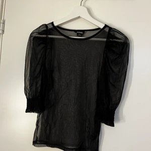 Tröja  - Säljer nån tröja av nått slag andvänd en gång. Bra skick och passar allt mellan XXS till S beror dock lite på hur man vill att den ska sitta!