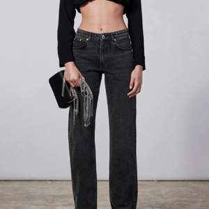 Säljer nu mina jätte fina svarta Zara jeans i midrise model. Dom är i strl 34 och jag säljer dom för 200kr + frakt