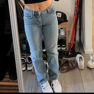 Zara midrise straight jeans i storlek 34💗i fint skick. Jeansen är slutsålda på hemsidan. Är 166cm och jeansen går till hälen på mig💗