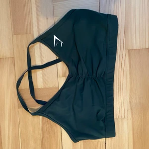 Mörkgrön sportbh från Gymshark L-XL - Sporttop från Gymshark som jag inte använder längre, storlek L. Passar C-F kupa. Nypris 349, möts upp i uppsala eller kan fraktas om köparen står för frakten! 