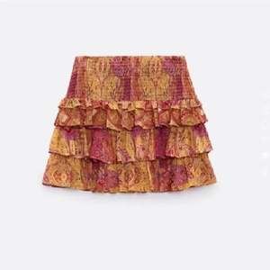 Säljer min superfina slutsålda Zara kjol, använd en gång❣️buda eller köp direkt för 400kr, bud är bindande och frakt tillkommer ❤️‍🔥