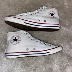 Chuck Taylor All Star Basic Hi White - Är använda men i ganska bra skick.  Köpte de för nästan Ca 800 men eftersom att de är använde och har en fläck där framme kmr jag sälja de för 150  Storlek: 36.  