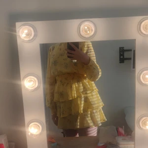 En gul blommig klänning - En gul blommig klänning från Kappahl💛Som är i barnstorlek 170 och kanske skulle passa en i storlek S. 