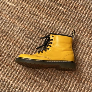 Dr Martens Gula - Ett par Dr Martens i strl 36. Så söta men har inte kommit till användning sen jag köpte dem. I princip som nya!