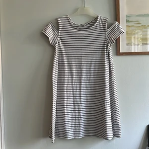 Randig klänning  - Vit svart randig klänning med halv öppen axel funkar som längre tröja 