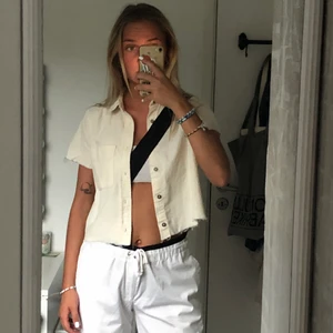 Cropped skjorta - Cropped skjorta som jag klippt själv. Beige. Skriv för fler bilder eller vid frågor :) Kan mötas upp i Göteborg. 