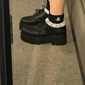 Svarta skor - Svarta skor från h&m i storlek 38. Har aldrig använt dom de  var för stora och kunde inte lämna tillbaka dom.