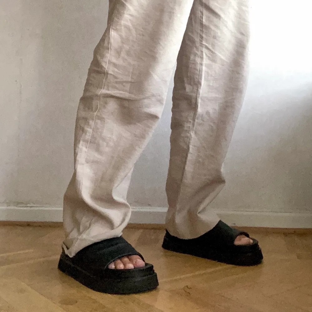 Ett par snygga, sparsamt använda cos platå sandaler (unisex), ser slitnare ut på bild(?) Storlek 41, ganska normala i storleken. Möts helst upp i gbg.. Skor.