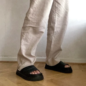 Cos platå sandaler unisex - Ett par snygga, sparsamt använda cos platå sandaler (unisex), ser slitnare ut på bild(?) Storlek 41, ganska normala i storleken. Möts helst upp i gbg.